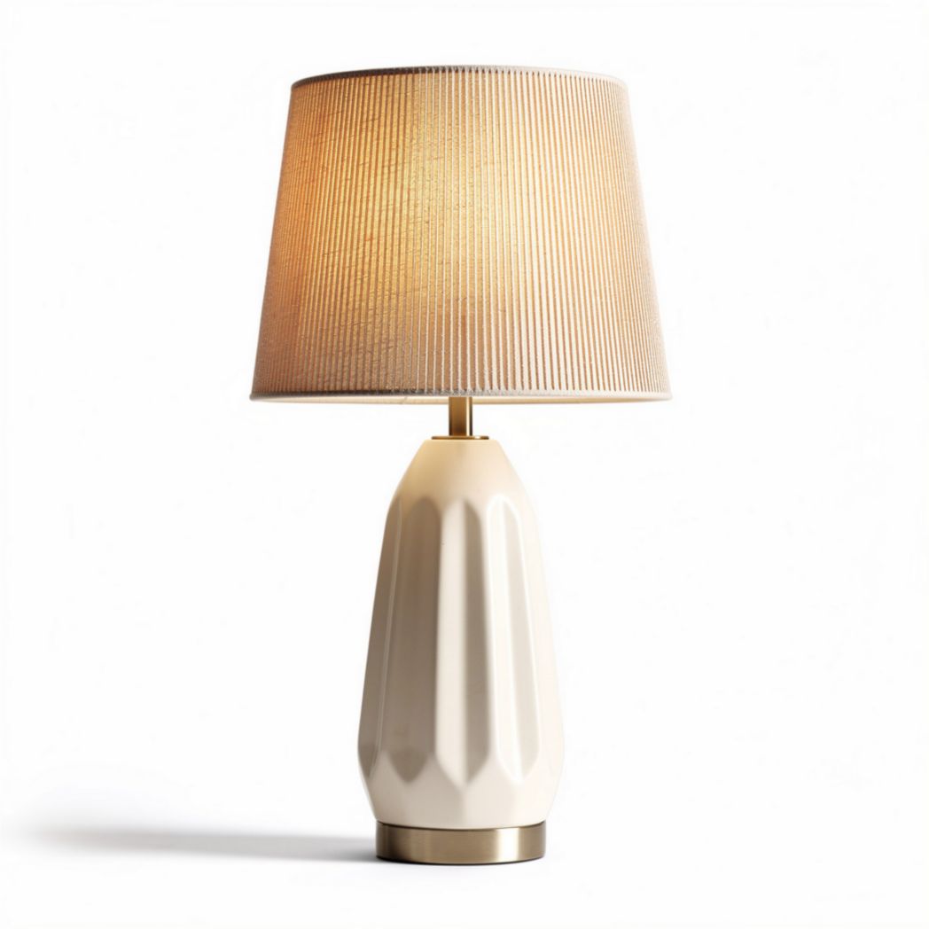 Witte lamp met ribbelige kap van stof en keramische voet 30 x 30 x 50cm